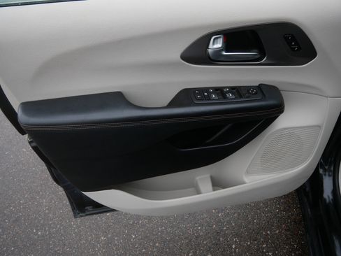 Used 2020 Chrysler Pacifica Touring-L FWD image 20