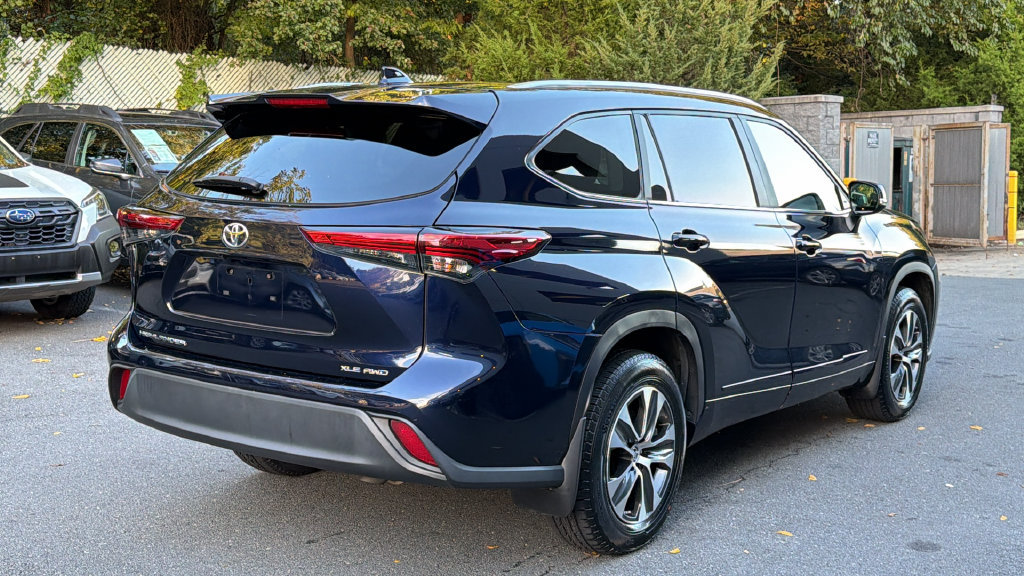 Used 2023 Toyota Highlander XLE AWD/4WD image 4