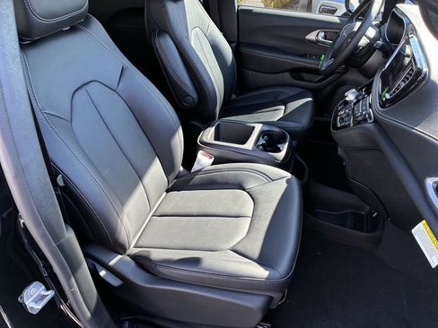 New 2026 Chrysler Pacifica Select image 36