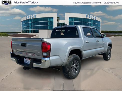 Used 2021 Toyota Tacoma SR5 AWD/4WD image 5