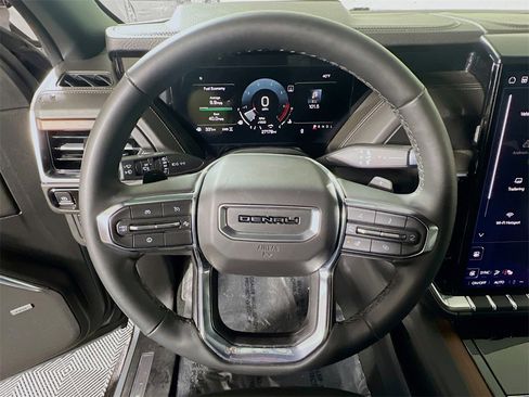 Used 2025 GMC Yukon XL Denali image 11
