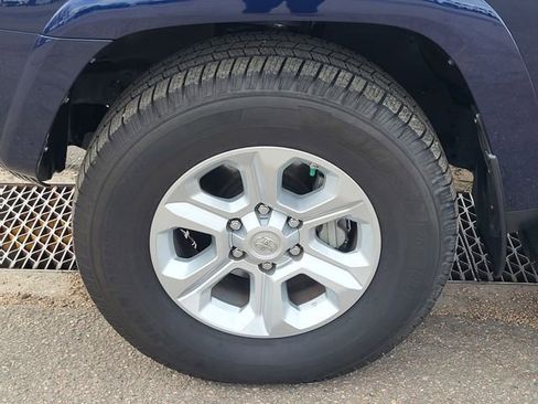 Used 2017 Toyota 4Runner SR5 Premium image 9