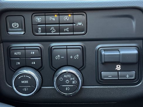 Certified 2025 Chevrolet Suburban High Country image 41