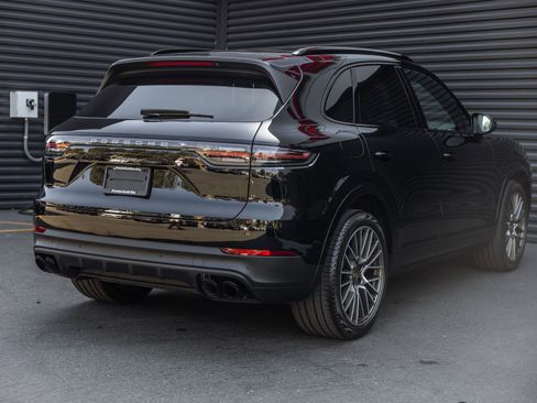 Certified 2023 Porsche Cayenne Platinum Edition AWD/4WD image 9