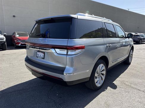 Used 2024 Lincoln Navigator Reserve image 3