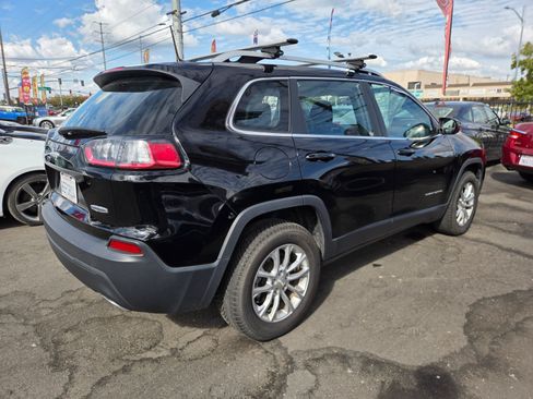 Used 2019 Jeep Cherokee Latitude w/ Cold Weather Group AWD/4WD image 4