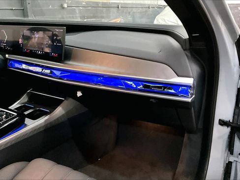 Used 2025 BMW 760i xDrive image 18