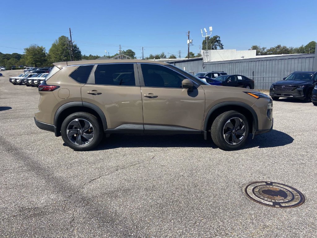 Used 2024 Nissan Rogue SV FWD image 2