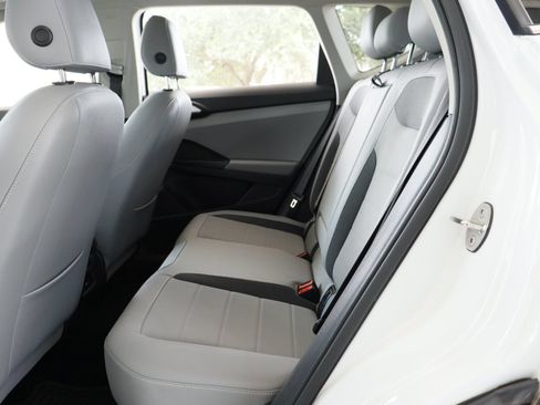 Certified 2022 Volkswagen Taos SE FWD image 27