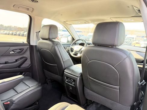 Used 2021 Chevrolet Traverse LT image 25
