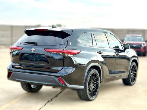 Used 2022 Toyota Highlander L FWD image 3