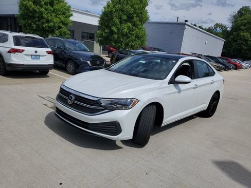 Certified 2024 Volkswagen Jetta SE w/ Panoramic Sunroof Package FWD image 2