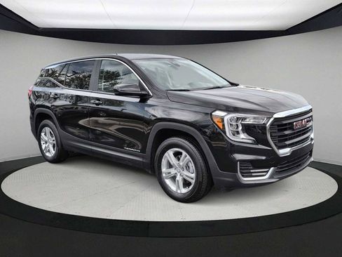 Used 2024 GMC Terrain SLE image 2