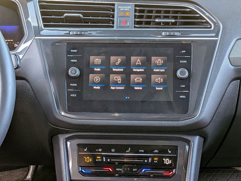 Used 2022 Volkswagen Tiguan SE image 32