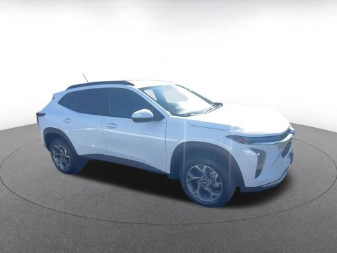 Used 2025 Chevrolet Trax LT image 2