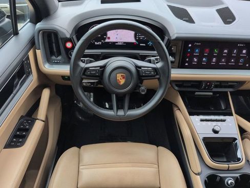 Used 2024 Porsche Cayenne AWD/4WD image 18