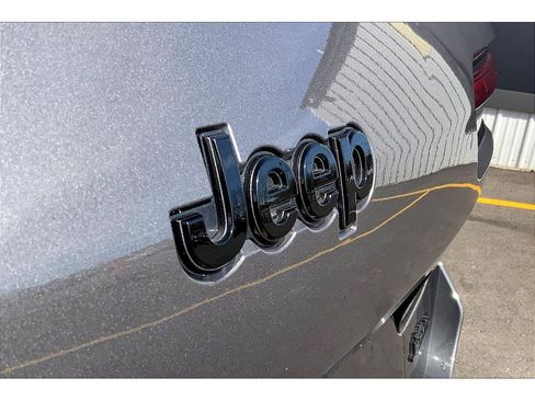 Used 2024 Jeep Grand Cherokee L Laredo image 33