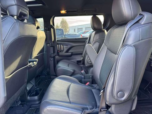 Used 2025 Toyota Sienna XLE Woodland Edition image 11