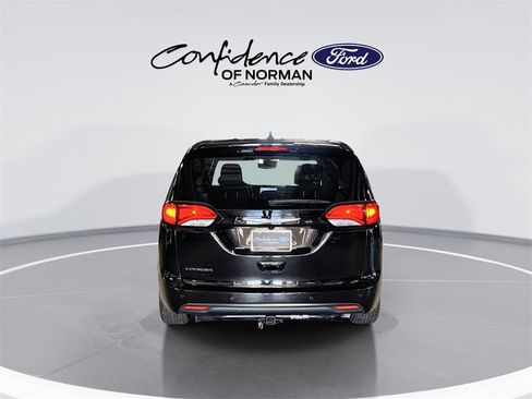 Used 2025 Chrysler Voyager LX image 7