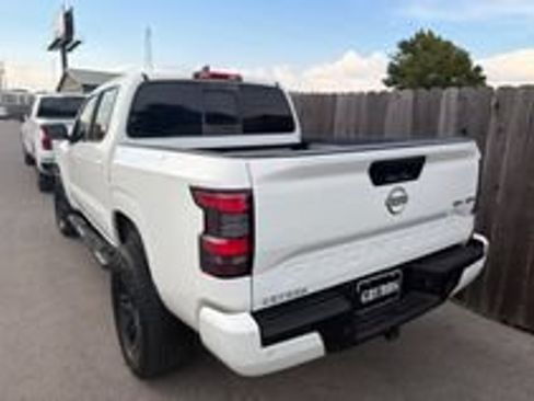Used 2022 Nissan Frontier SV AWD/4WD image 5