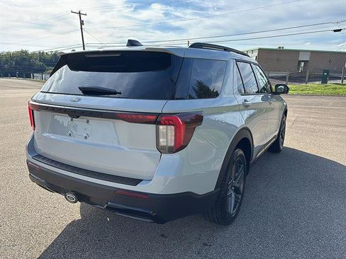 Used 2027 Ford Explorer ST-Line w/ Premium Package AWD/4WD image 4