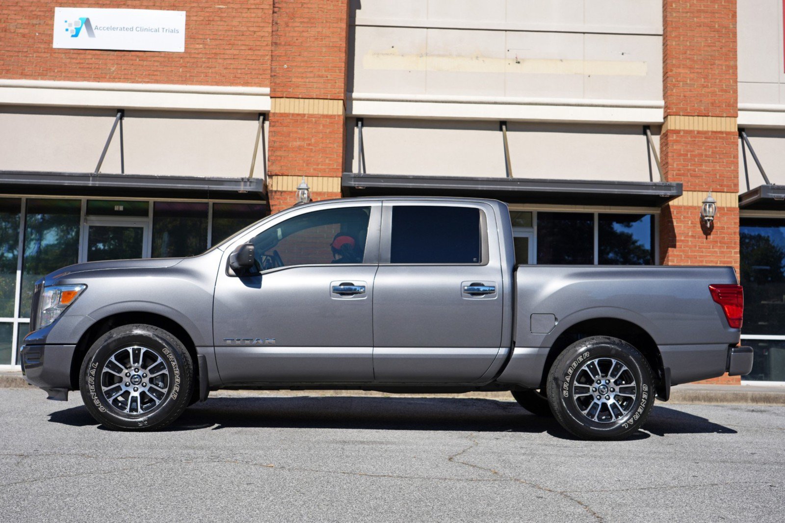 Used 2021 Nissan Titan SV RWD image 8