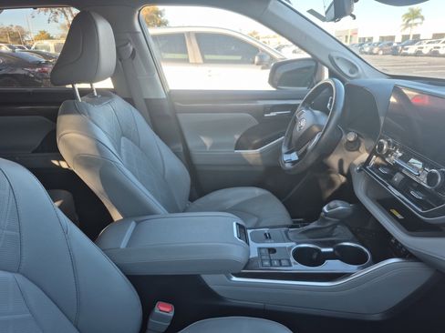 Used 2023 Toyota Highlander Platinum image 10