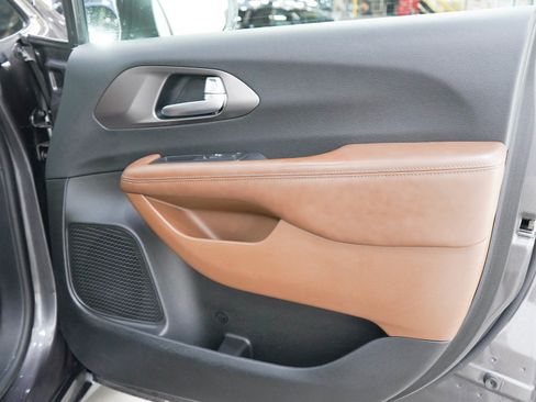 Used 2017 Chrysler Pacifica Limited w/ UConnect Theater Package FWD image 9