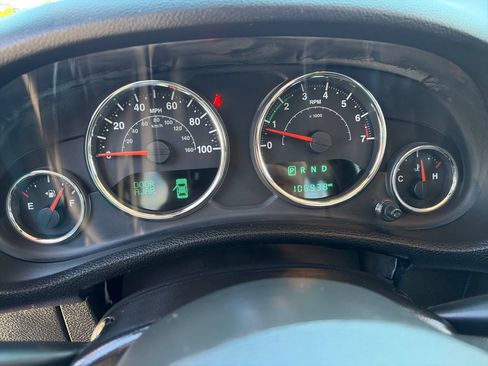 Used 2015 Jeep Wrangler Unlimited Sahara w/ Connectivity Group AWD/4WD image 18