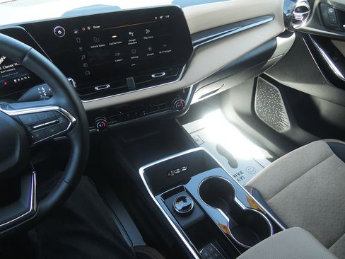 Used 2026 Chevrolet Equinox ACTIV w/ Safety and Technology Package AWD/4WD image 17