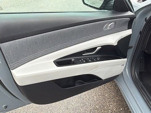 Used 2023 Hyundai Elantra Limited image 12