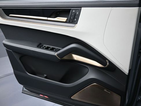 Used 2025 Porsche Cayenne Turbo image 26