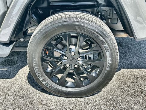 Used 2022 Jeep Gladiator Overland image 32