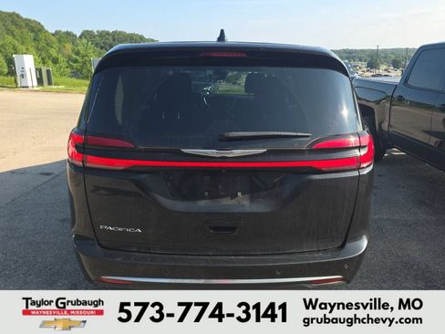 Used 2023 Chrysler Pacifica Touring-L FWD image 5