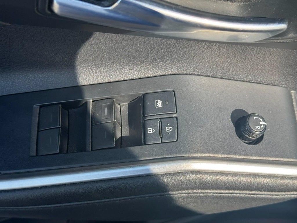 Used 2022 Toyota Highlander XLE AWD/4WD image 23