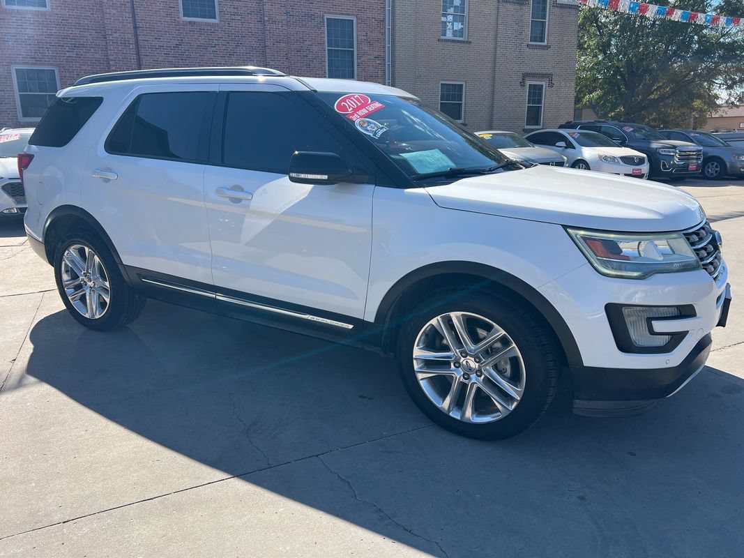 Used 2017 Ford Explorer XLT w/ Equipment Group 202A AWD/4WD image 1
