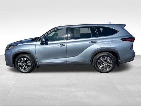 Used 2022 Toyota Highlander XLE AWD/4WD image 2