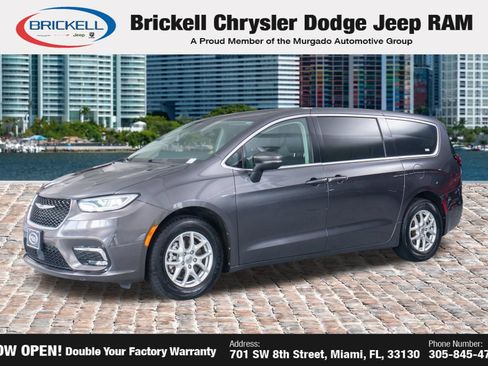 Used 2023 Chrysler Pacifica Touring-L FWD image 3