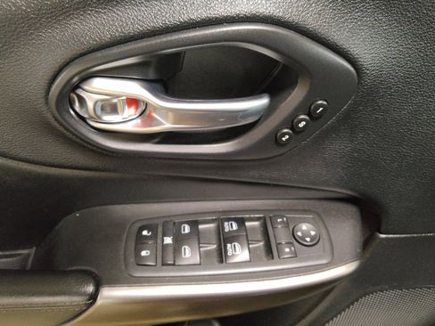 Used 2020 Jeep Cherokee Limited image 27