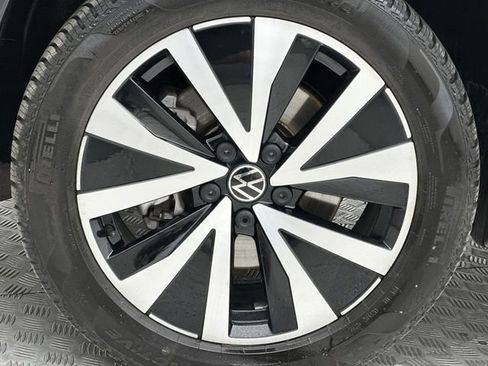 Used 2023 Volkswagen Taos SE w/ Panoramic Sunroof Package image 11