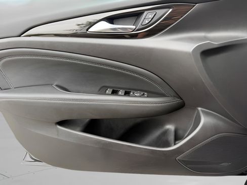 Used 2018 Buick Regal Essence FWD image 20
