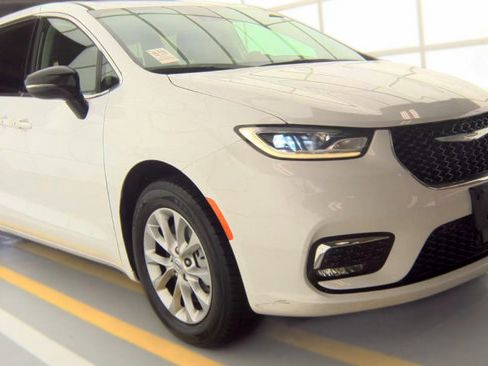 Used 2024 Chrysler Pacifica Touring-L AWD/4WD image 1