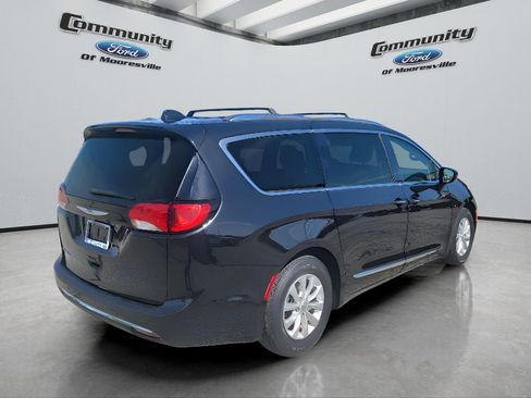 Used 2018 Chrysler Pacifica Touring-L FWD image 8