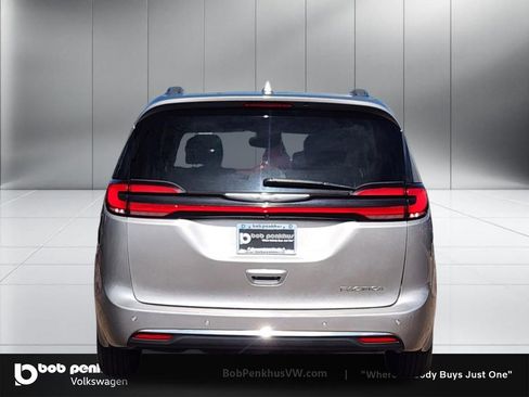 Used 2021 Chrysler Pacifica Touring-L image 25