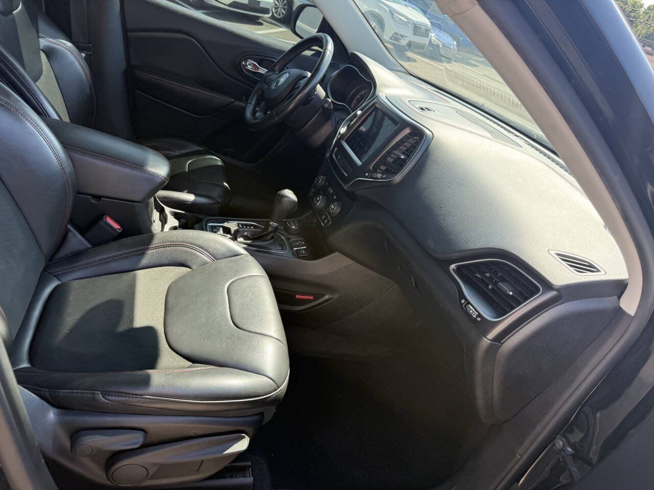Used 2020 Jeep Cherokee Trailhawk AWD/4WD image 12