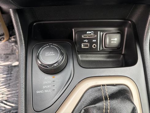 Used 2016 Jeep Cherokee Sport image 29