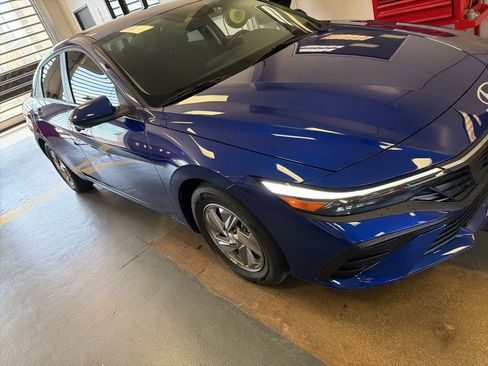 Used 2025 Hyundai Elantra SE image 1