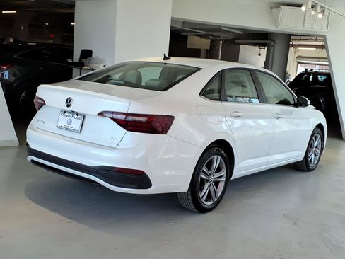 Certified 2023 Volkswagen Jetta SE w/ Panoramic Sunroof Package FWD image 4