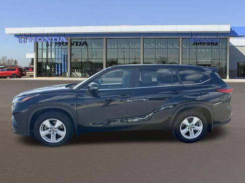 Used 2023 Toyota Highlander LE AWD/4WD image 2