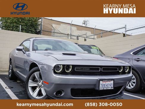 Used 2016 Dodge Challenger SXT image 1